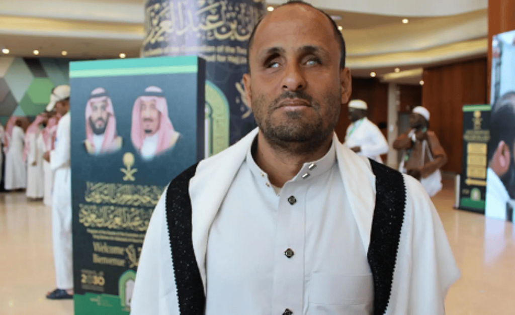 حُلمُ الكفيف اليمني "الخُديري" يتحقَّقُ.. مشاعرُ إيمانية تُبصِرُ النور في مكة