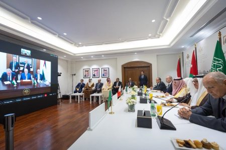 اللجنة الوزارية العربية تعقد اجتماعًا مع الرئيس الفلسطيني وتطالب إسرائيل بالسماح بدخول المساعدات للقطاع