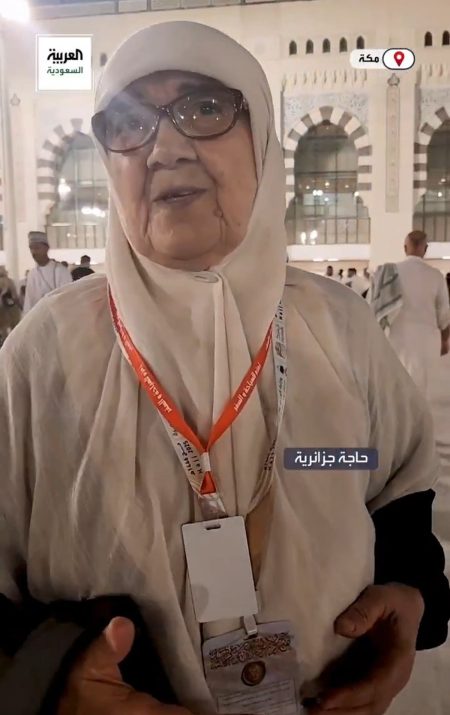 متطوع يساعد كبار السن في الحرم المكي.. وحاجة جزائرية: دعوت له كأنه ولدي (فيديو)