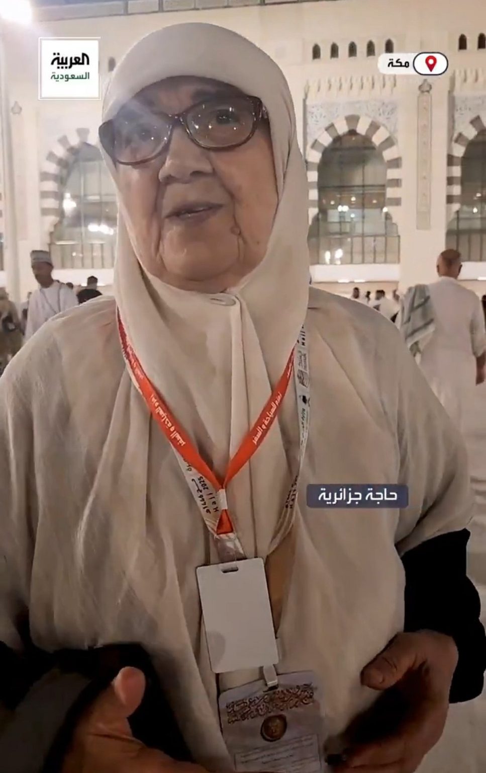 متطوع يساعد كبار السن في الحرم المكي.. وحاجة جزائرية: دعوت له كأنه ولدي (فيديو)