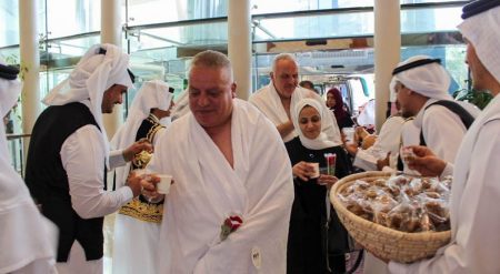 وصول 500 حاج وحاجة فلسطيني من ذوي الشهداء والأسرى ضمن ضيوف خادم الحرمين لمكة المكرمة