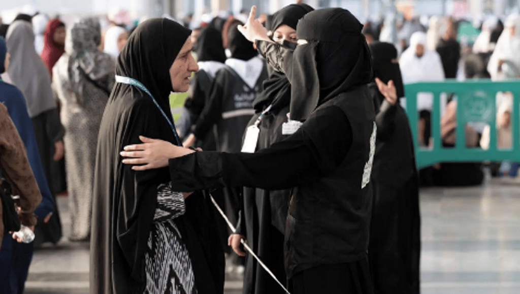 دور محوري للمرأة السعودية في خدمة ضيوف الرحمن.. من الأمن إلى الرعاية والإرشاد