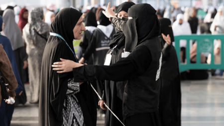 دور محوري للمرأة السعودية في خدمة ضيوف الرحمن.. من الأمن إلى الرعاية والإرشاد