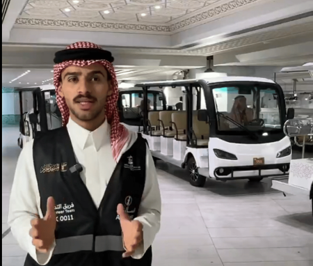 مهندس يكرّس إجازة الحج متطوعًا لخدمة ضيوف الرحمن من قلب الحرم المكي