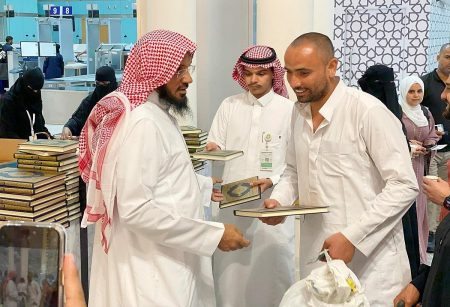 رئاسة الشؤون الدينية توزع أكثر من مليون نسخة من القرآن الكريم على الحجاج