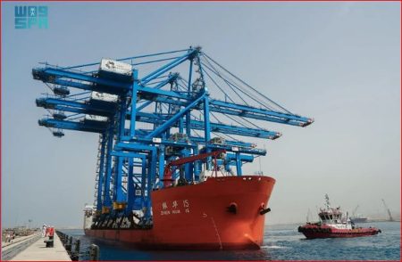 ميناء نيوم يستقبل أولى الرافعات المؤتمتة ويعزز جاهزيته للتجارة الذكية