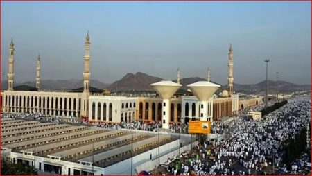 تدعيم مسجد نمرة بـ 19 مظلة و117 مروحة رذاذ تخفض من درجات الحرارة