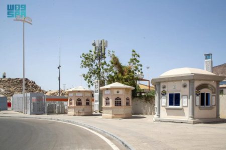 «الشؤون الإسلامية» تكثّف جهودها التوعوية في عرفات بـ15 مليون رسالة و200 ألف مادة