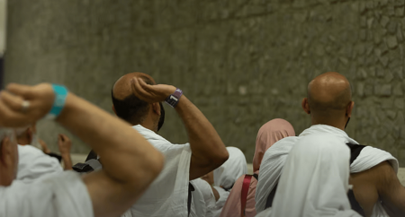 الحجاج يكملون رمي الجمرات الثلاث في أول أيام التشريق