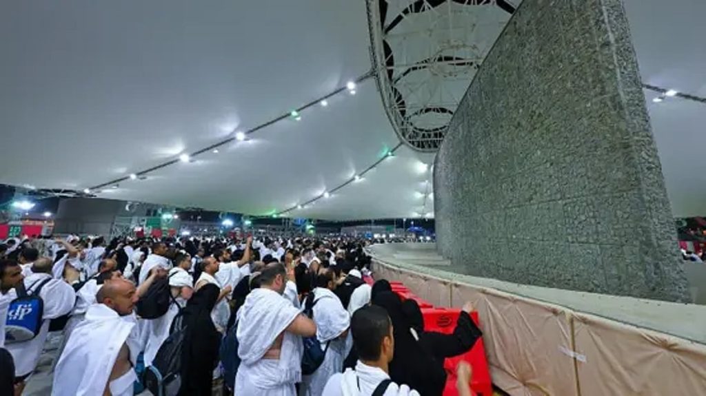 حجاج بيت الله الحرام يواصلون رمي الجمرات في أول أيام التشريق (فيديو)