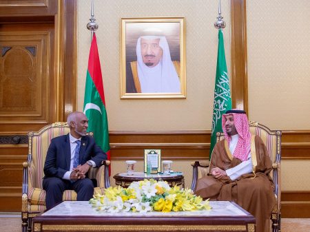 ولي العهد يلتقي رئيس المالديف ويستعرضان أوجه العلاقات وآفاق التعاون