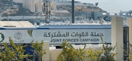 ذوو الشهداء والمصابين من القوات المسلحة والجيش اليمني يرمون الجمرات الـ«3» أول أيام التشريق