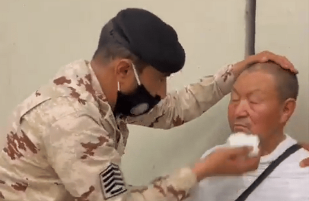 رجل أمن يساعد حاجا تعرض لإجهاد أثناء مسيره لمنشأة الجمرات في منى