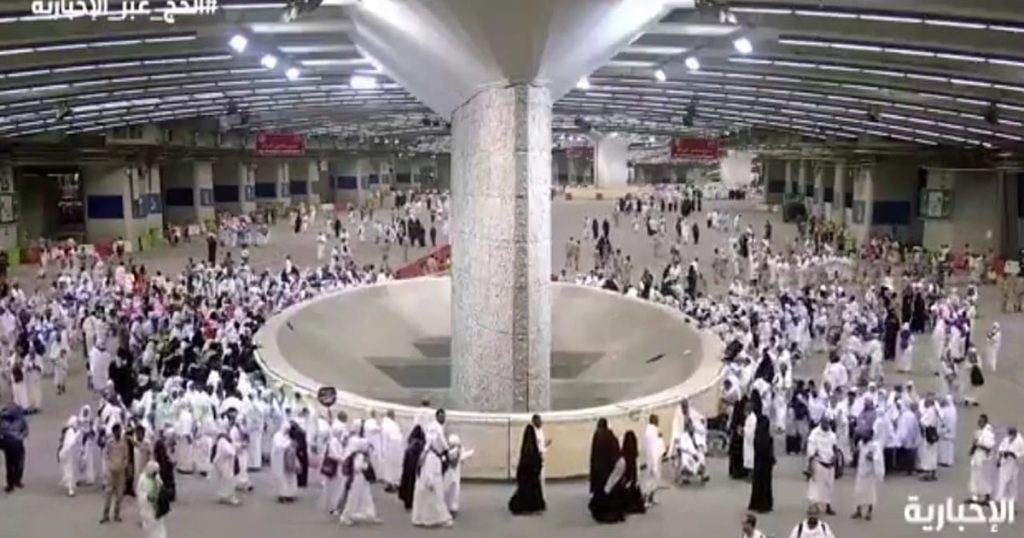 للوقاية من الإجهاد الحراري.. الفرق الصحية في منشأة الجمرات توزّع أظرفًا مثلّجة على ضيوف الرحمن