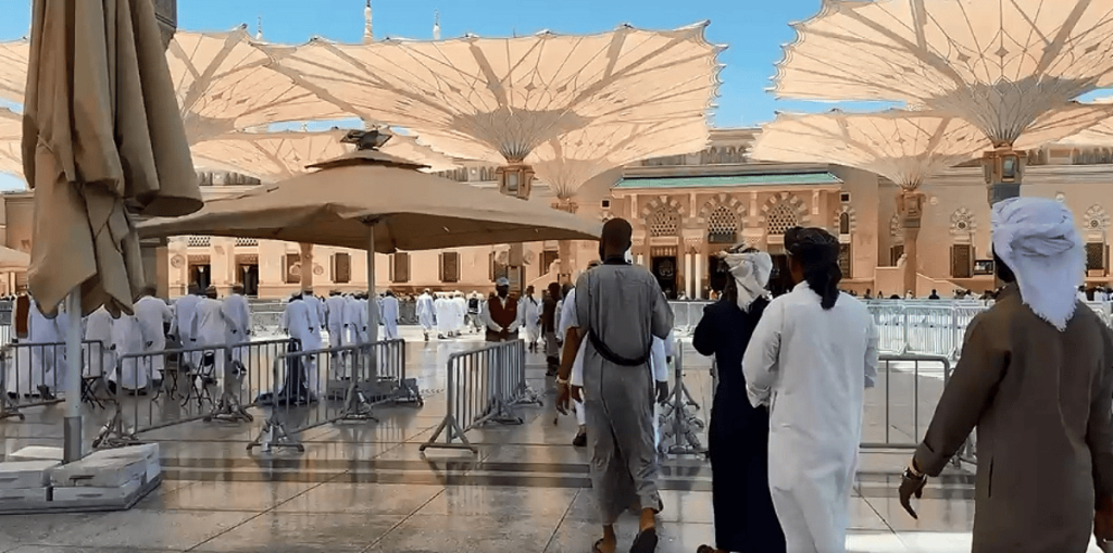 حجاج ذوي الشهداء والمصابين من القوات اليمنية يزورون المسجد النبوي
