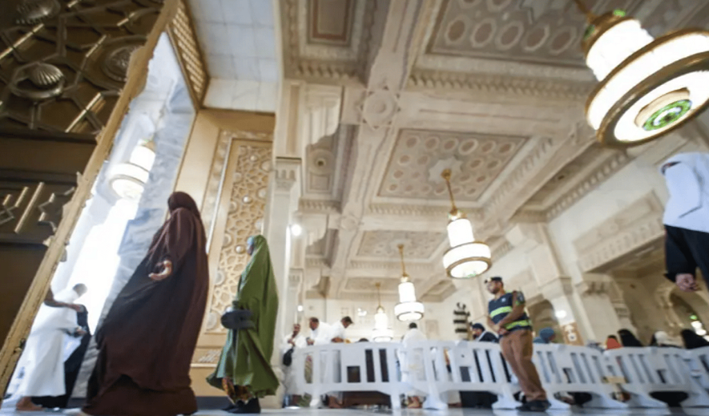 "هيئة العناية بالحرمين" تستخدم تقنيات الذكاء الاصطناعي عند أبواب المسجد الحرام