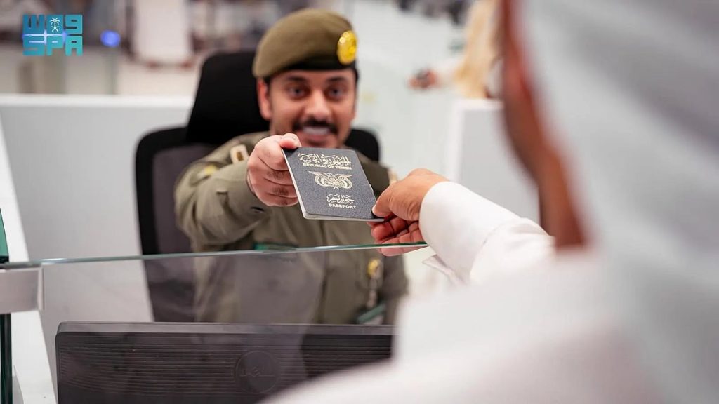 جوازات منفذ الوديعة تنهي إجراءات مغادرة ضيوف الرحمن بعد أدائهم مناسك الحج