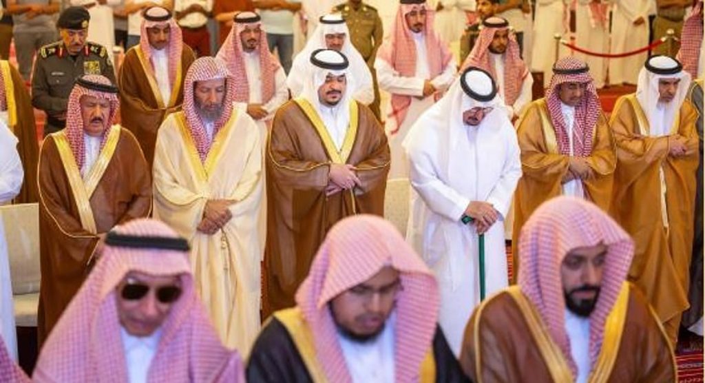 نائب أمير الرياض يؤدي صلاة الميت على الأمير مشعل بن عبدالله بن فهد بن فيصل بن فرحان آل سعود