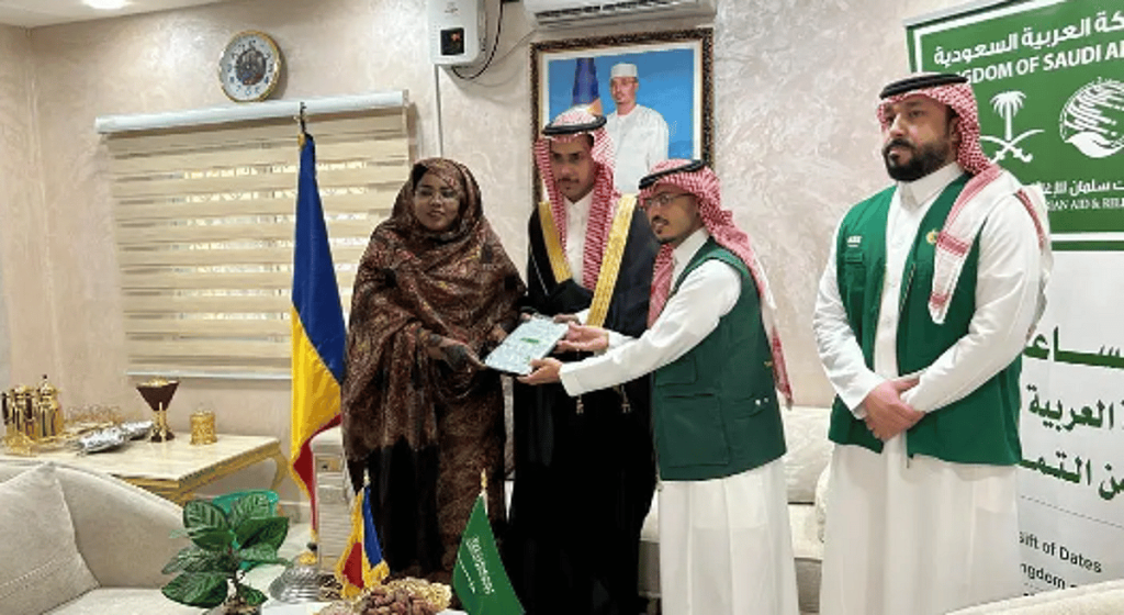 مركز الملك سلمان للإغاثة يسلّم 125 طنًا من التمور هدية من المملكة إلى تشاد