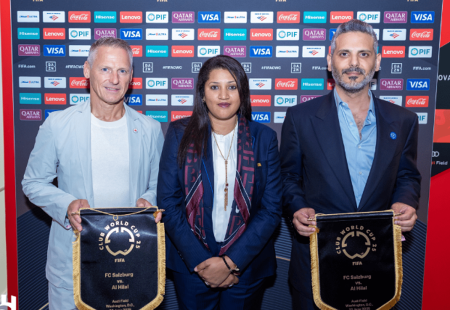 بالصور.. الهلال وسالزبورغ يتبادلان الهدايا التذكارية في استراحة الشوط الأول