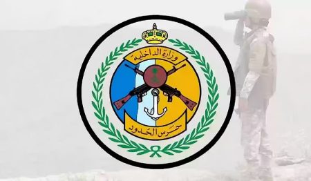 حرس الحدود بمكة المكرمة ينقذ مواطنًا ومقيمين تعطلت واسطتهم البحرية في عرض البحر