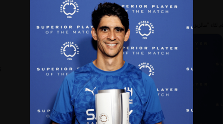 ياسين بونو يتوج بجائزة أفضل لاعب في مباراة الهلال وسالزبورج بمونديال الأندية