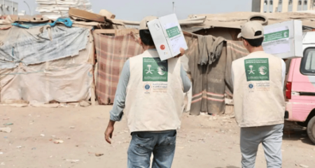 مركز الملك سلمان للإغاثة يوزع 3.000 كرتون تمر في محافظة الحديدة باليمن