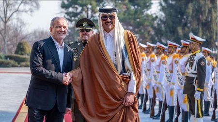 أمير قطر يدين استهداف قاعدة العديد في اتصال مع الرئيس الإيراني