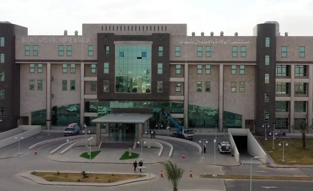نجاح أول عملية باستخدام تقنية "الارتجاع الهيدروستاتيكي" لطفل في مستشفى الولادة والأطفال بتبوك