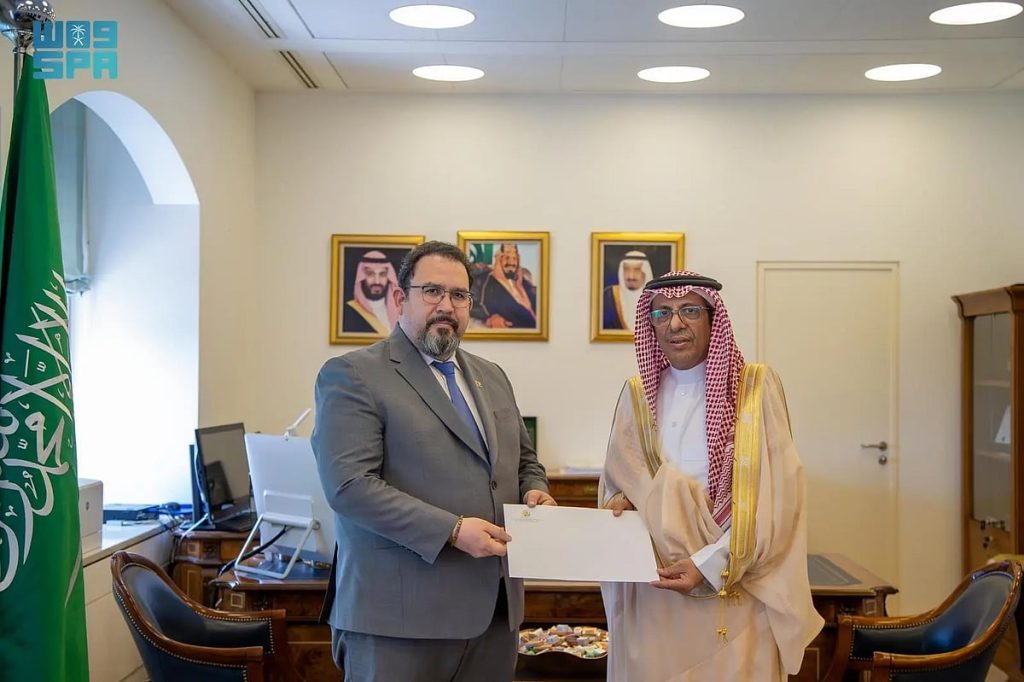 تتصل بالعلاقات الثنائية.. خادم الحرمين يتلقى رسالة خطية من رئيس فنزويلا البوليفارية