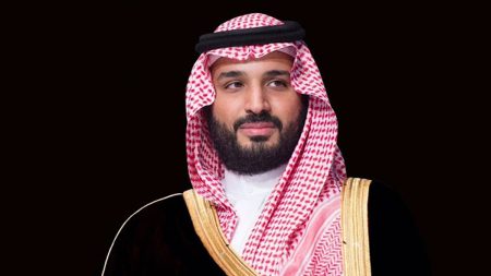 ولي العهد يؤكد هاتفيًا لأمير قطر وقوف المملكة التام مع بلاده