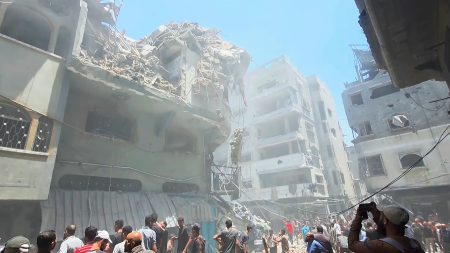 دمار كبير خلفته غارات إسرائيلية على بنايات سكنية شمال غربي غزة