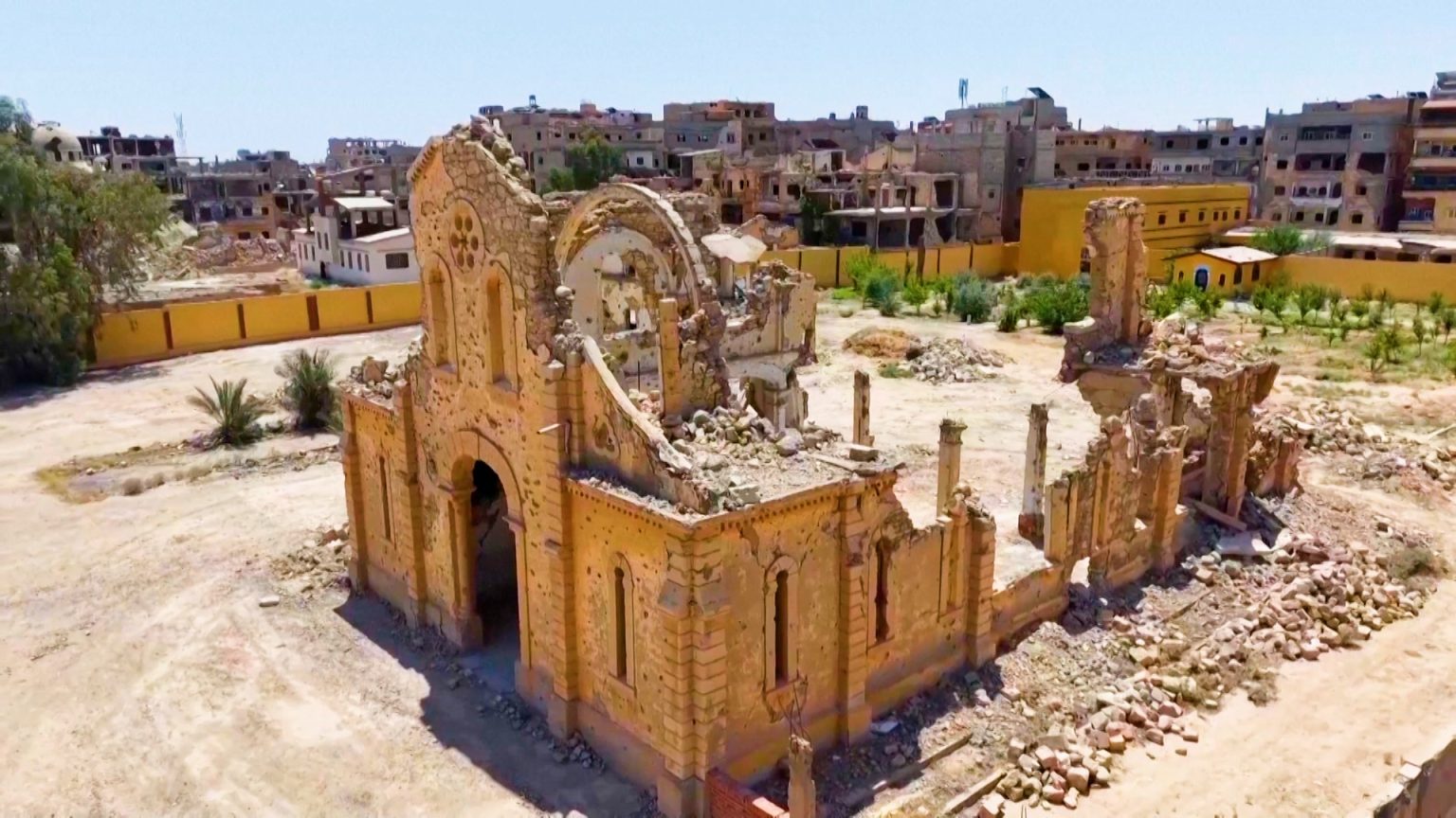 آخر 4 بقوا بالمدينة.. جورج قسطنطين يسعى لإعادة الحياة للمجتمع المسيحي بدير الزور