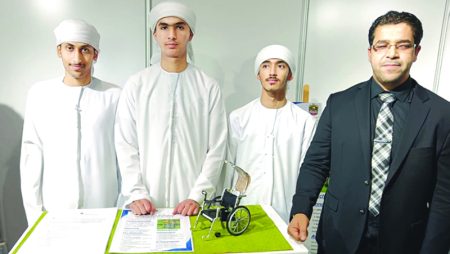 3 طلبة أصحاب همم يبتكرون كرسياً ذكياً متحركاً