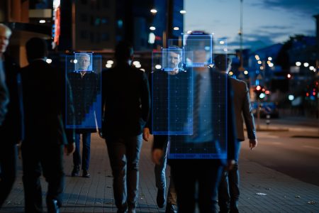 دراسة: شعور الإنسان أنه مراقب يغيّر نمط التفكير