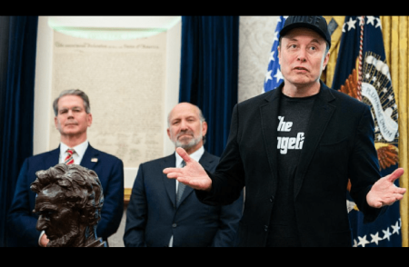 خناقة باللكمات في البيت الأبيض.. تفاصيل مشاجرة إيلون ماسك مع وزير الخزانة الأمريكي ورد فعل ترامب