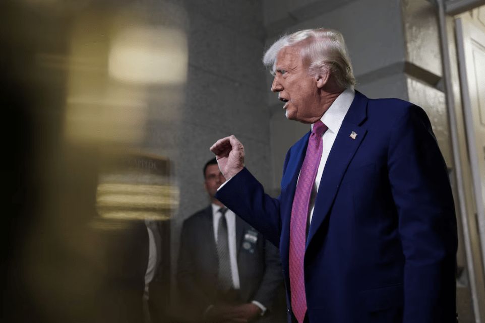 ترامب يدعو إيران إلى وقف الحرب فورا بعد الضربات الأمريكية على منشآتها النووية