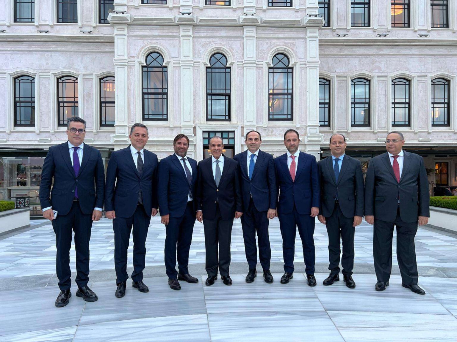 وزير الخارجية والهجرة يلتقي بمجموعة من رجال الأعمال الأتراك خلال زيارته لإسطنبول