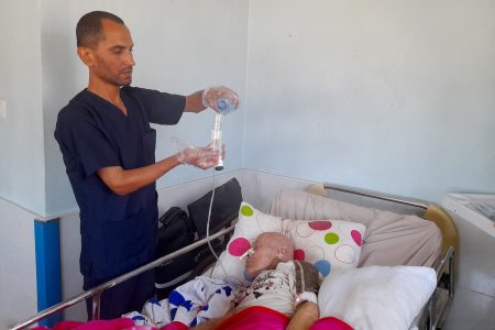 الجوع والقصف ينهيان حياة نصف نزلاء مركز المسنين الوحيد بغزة