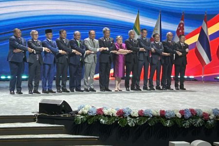 مؤتمر آسيان يعزز الشراكات الاقتصادية وسط محاذير الاستقطاب