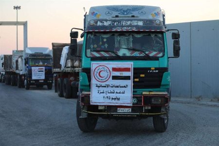 عاجل | أكثر من 100 شاحنة مساعدات تدخل لقطاع غزة ضمن «زاد العزة.. من مصر».. (صور)