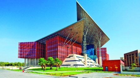 إلزام سائق بدفع قيمة مخالفة تجاوزه إشارة حمراء لجهة عمله