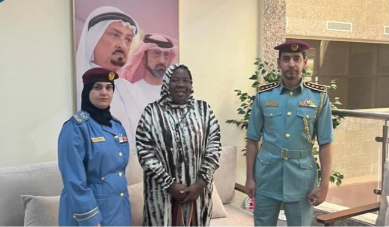 شرطة عجمان تجسّد قيم الإنسانية: مركز مصفوت يستضيف سائحة تعطّلت مركبتها ويؤمّن راحتها حتى استكمال رحلتها