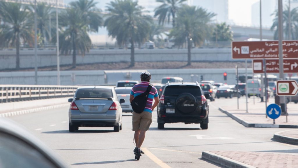 خبيران: لا حقوق قانونية أو تبعات تأمينية لقائدي وسائل «التنقل الشخصية» المخطئين