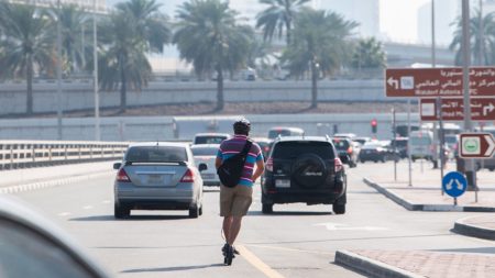 خبيران: لا حقوق قانونية أو تبعات تأمينية لقائدي وسائل «التنقل الشخصية» المخطئين