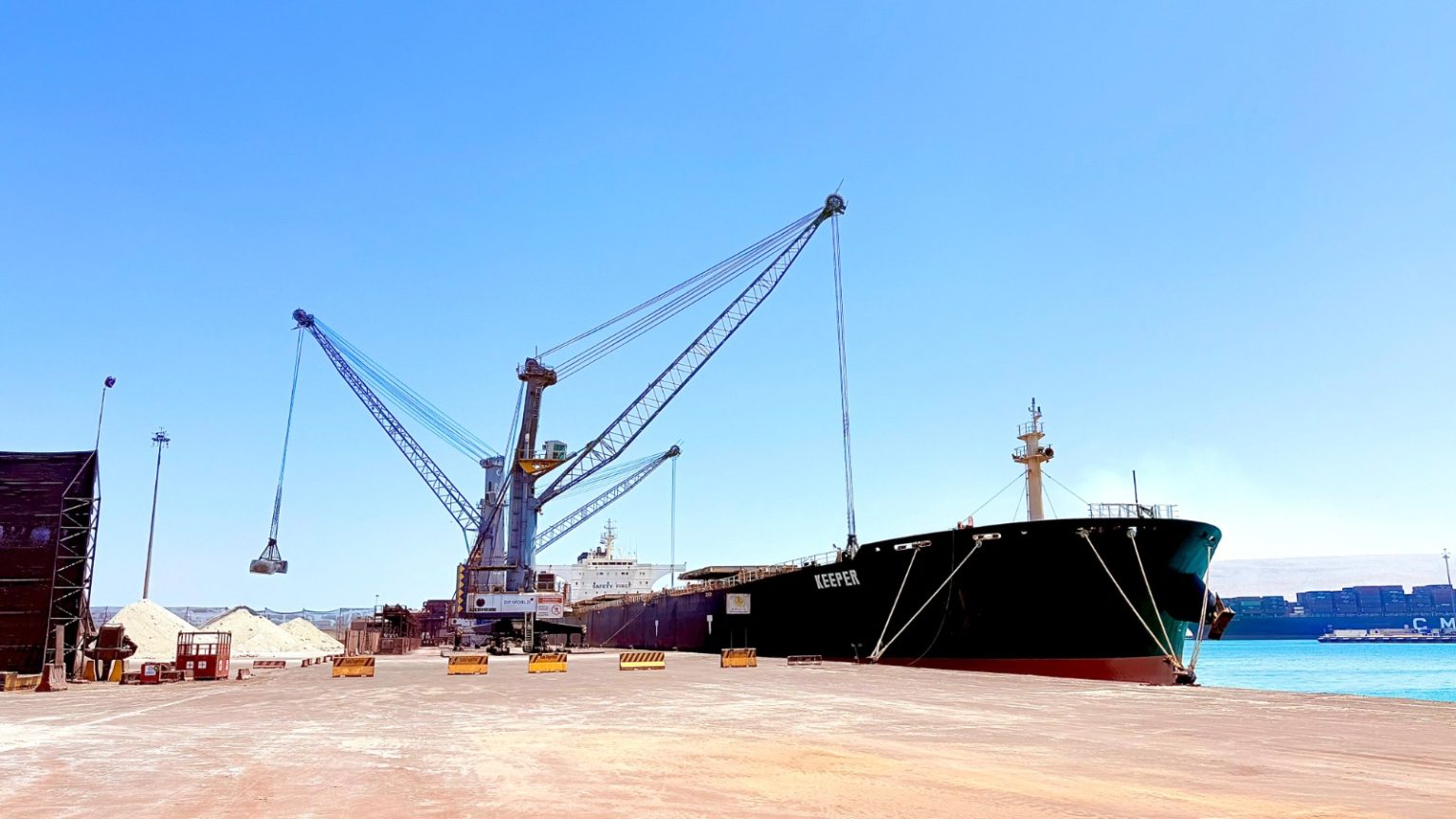 دي بي ورلد – مصر تُنجز مناولة أكبر سفينة على الإطلاق لنقل شوائب صهر المعادن