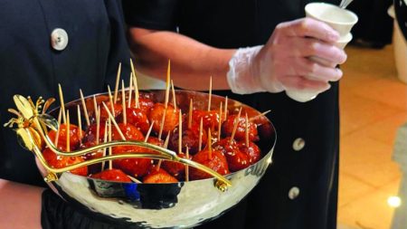 «أطعمة ولقيمات ومشروبات».. على موائد مجالس العزاء