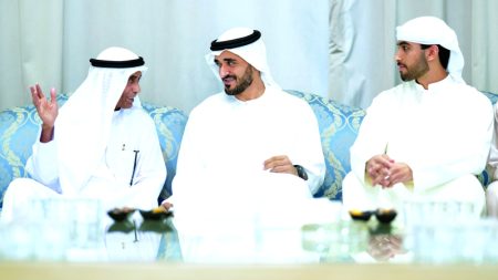 زايد بن محمد بن زايد يُقدّم واجب العزاء في وفاة والدة الشهيد سيف يوسف بالهول الفلاسي