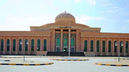 9 متهمين ينتحلون صفة «تحريات» ويسرقون 400 ألف درهم