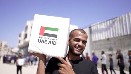 «الفارس الشهم 3» تُسلّم طروداً غذائية للأهالي في شمال غزة